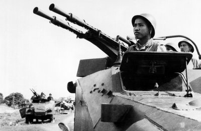 North Vietnamese Gun Crew, North Vietnam, 1967 by Unbekannt Unbekannt